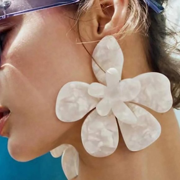 Oversized ON TREND  Flower Design Earrings - Picture 1 of 4